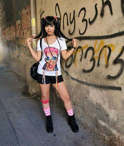 آذین هخامنش کیست