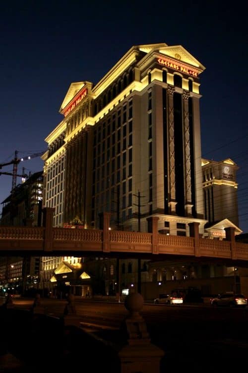 هتل کازینو Caesars Palace چه بازی هایی را در دسترس قرار داده است؟