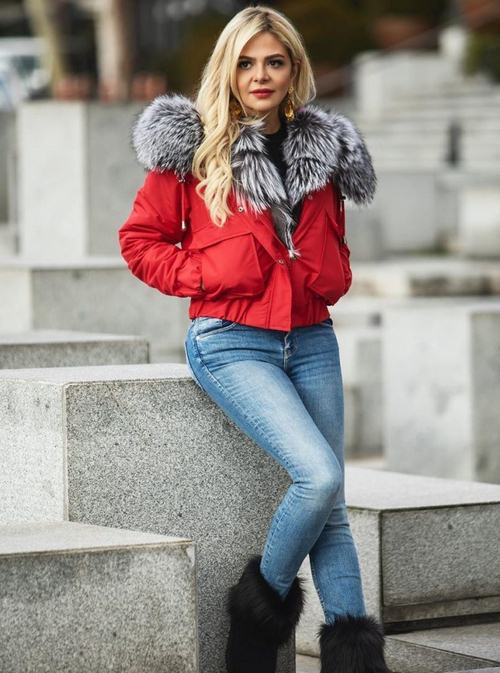 درامد صدف صادقی از چه طریقی می باشد؟