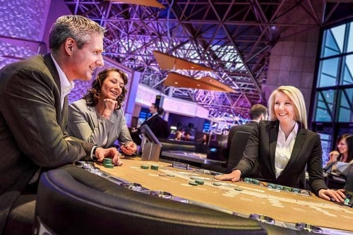 بلک جک زنده چگونه است؟ بررسی سود شرط بندی زنده blackjack