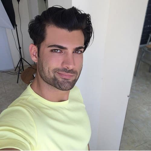 درآمد این شخص از کجاست؟