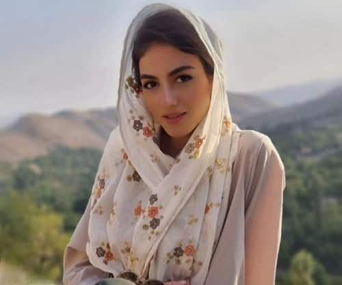 پردیس پور عابدینی کیست؟