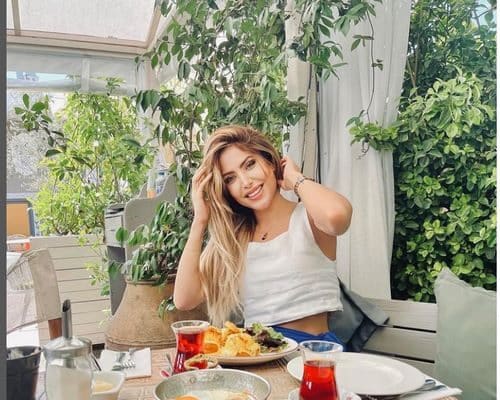 آیتک جاوید نژاد کیست؟ 